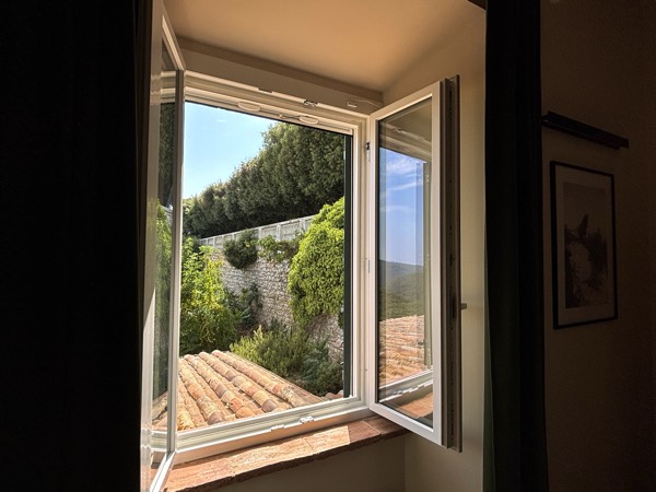 Camera 1, la vista dalla finestra