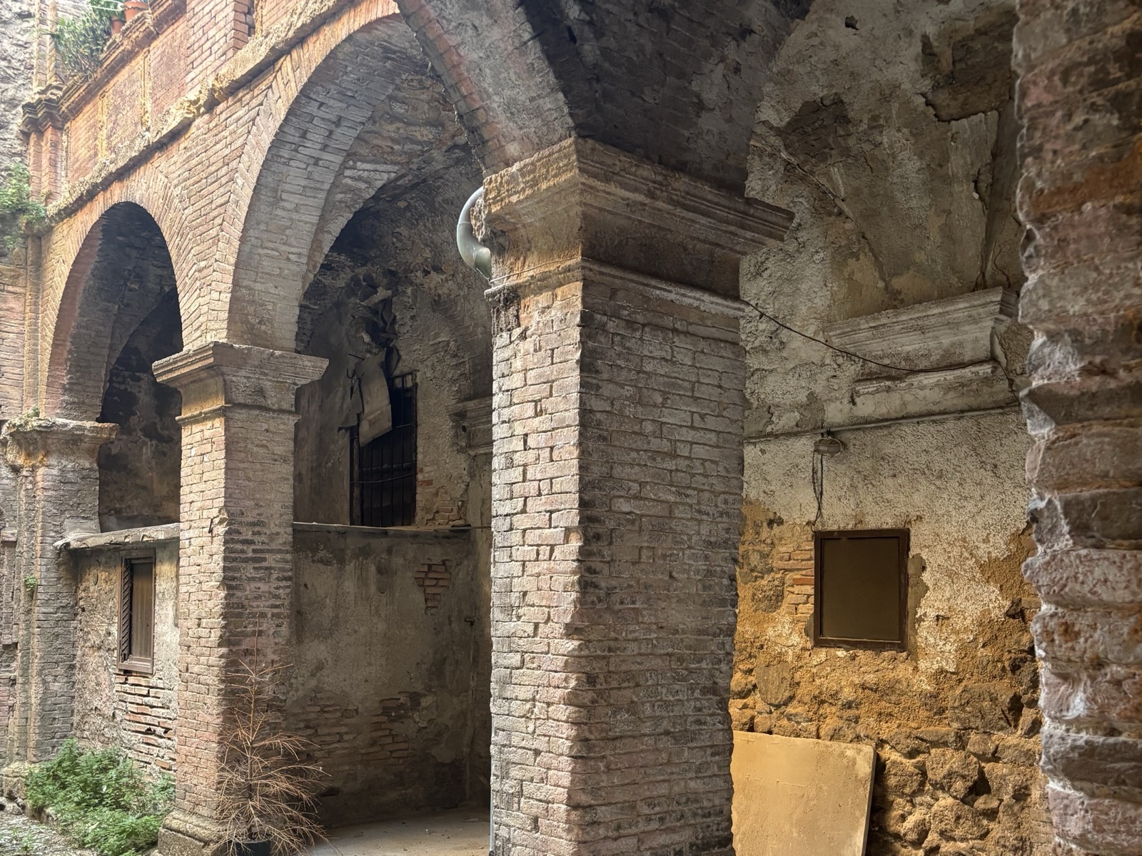 Archi e muri di pietra nel centro storico di Tolfa