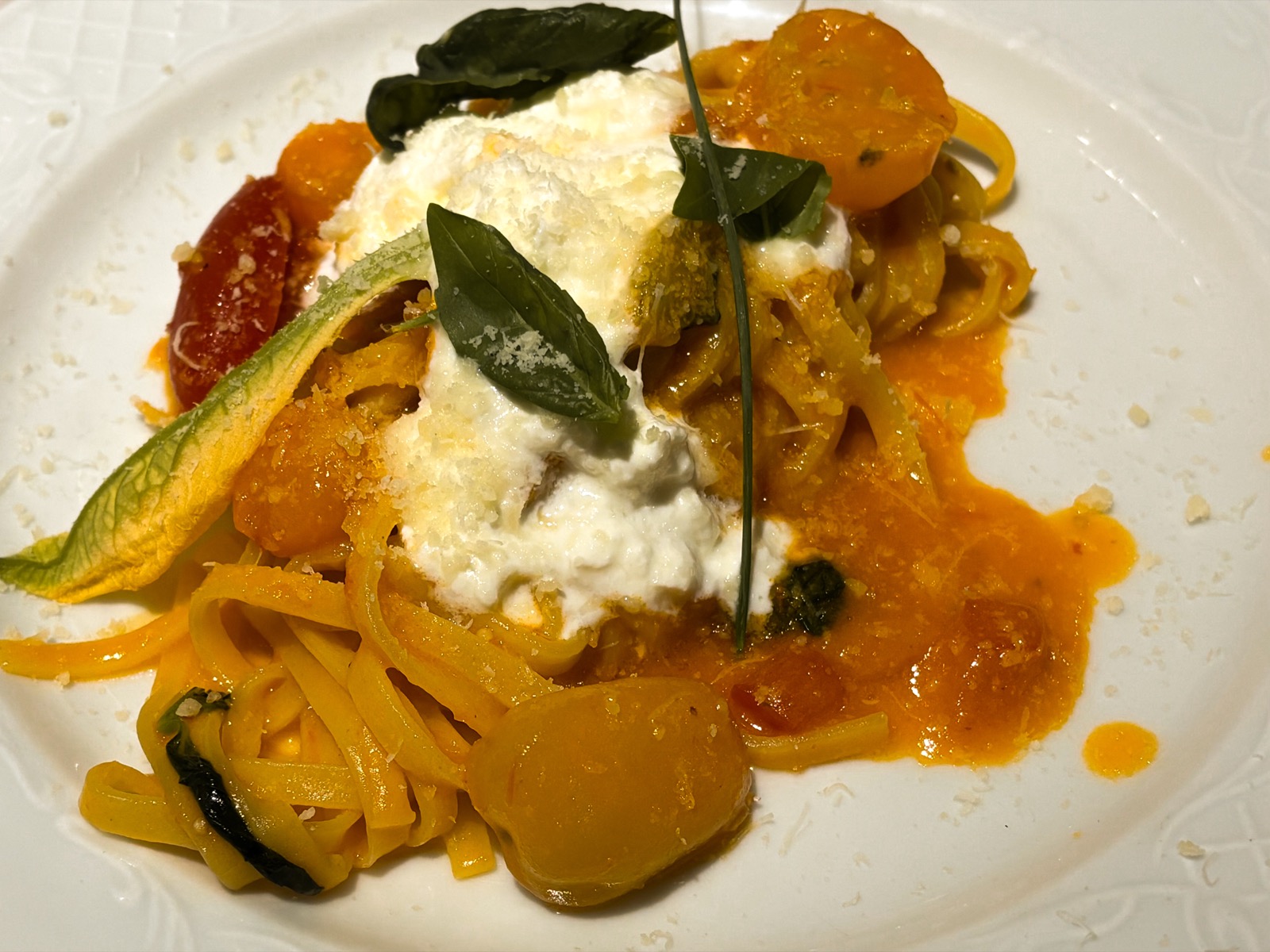 Un piatto del Ristorante l'Edera: pasta con burrata, pomodorini e basilico