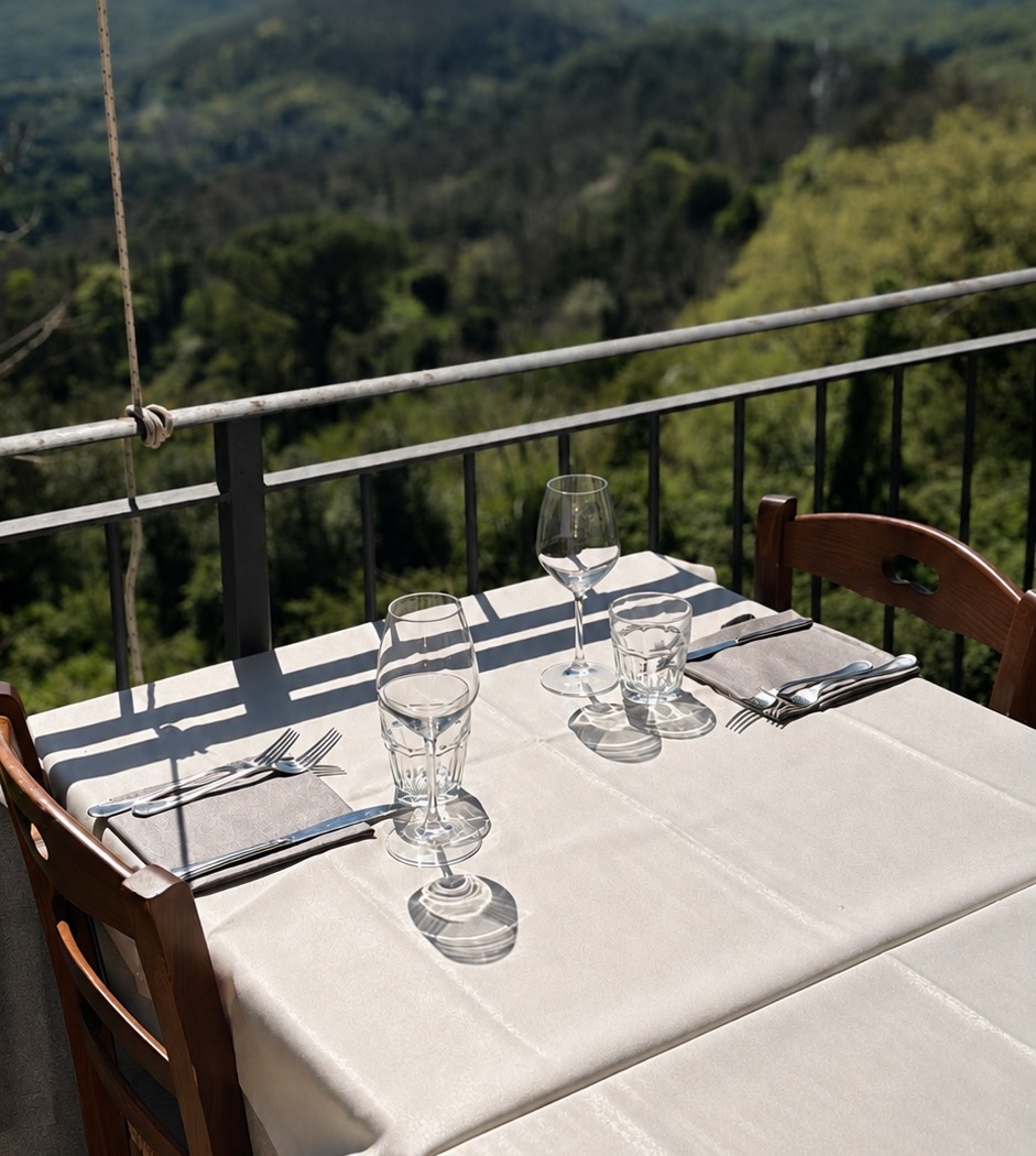 Un tavolo apparecchiato sulla terrazza del Ristorante l'Edera