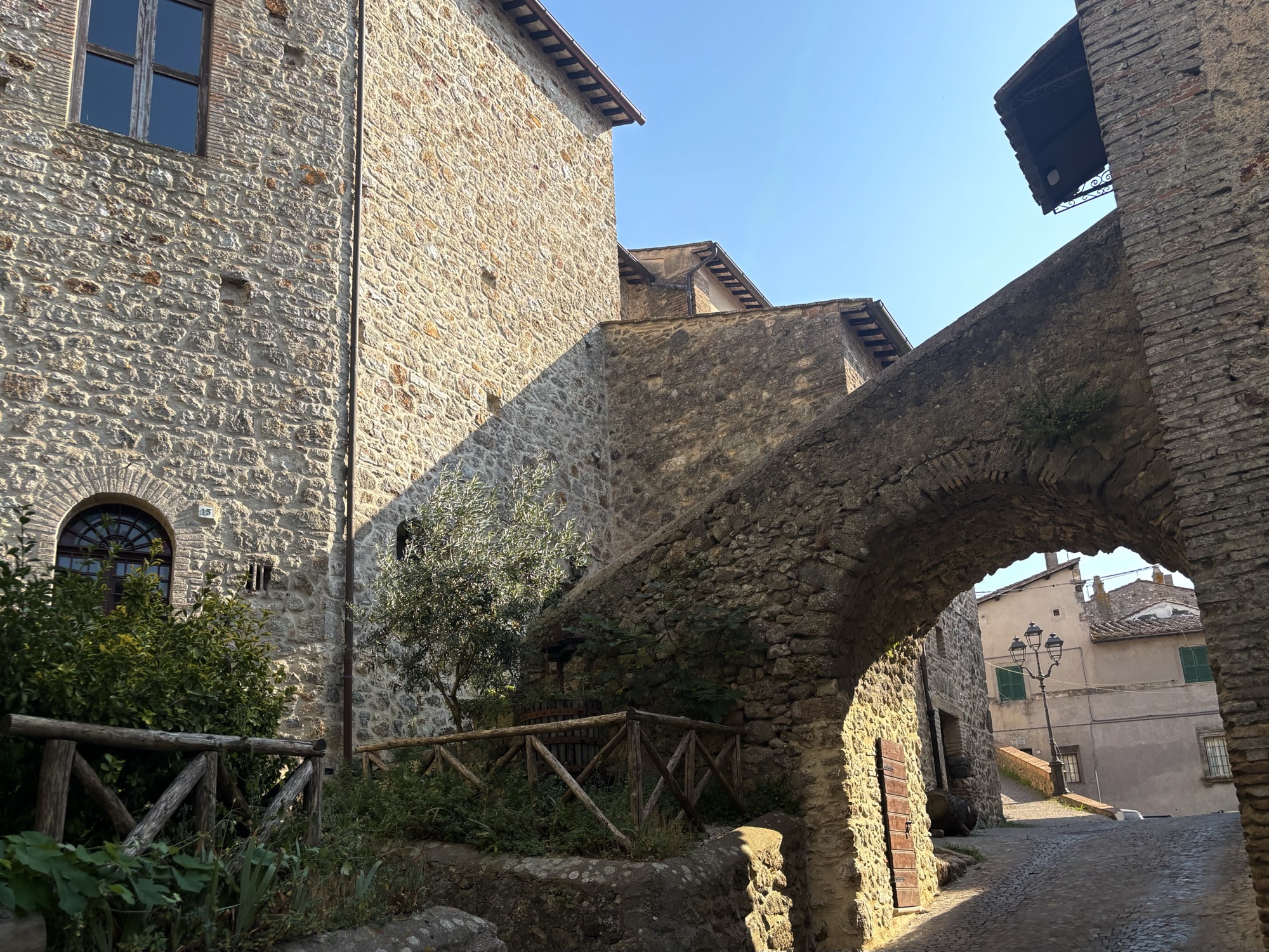 Un vicolo con arco in pietra nel centro storico di Tolfa