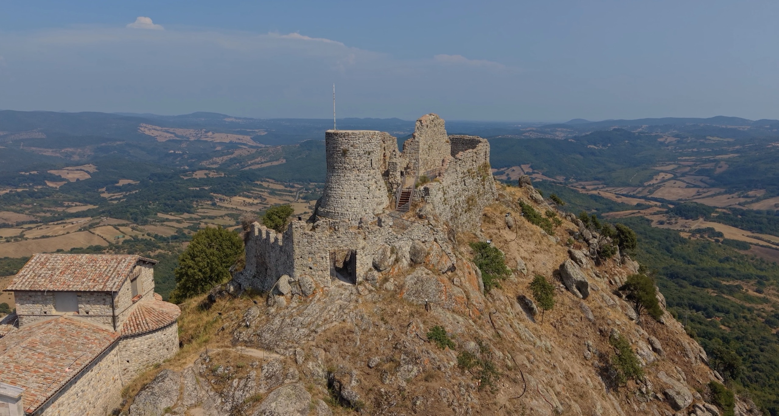 La Rocca dei Frangipane sulla vetta sopra Tolfa, con le colline della Tuscia